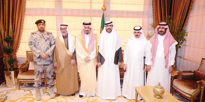  الوادعي وعدد من أفراد أسرته مع الأمير فيصل بن خالد