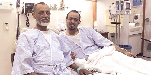  الأب مع ابنه في المستشفى