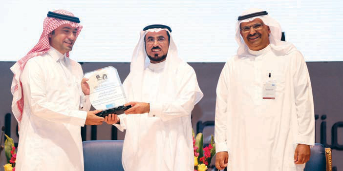  من اليمين د. خالد السكيت ود.عبدالله السلمان ومعالي وزير الإسكان أثناء تكريمه من قبل الجمعية