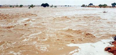 وفاة شخص وإنقاذ 104 أشخاص احتجزتهم سيول الأمطار في منطقة الرياض 