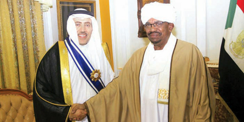 الرئيس السوداني يمنح السفير معلا وسام النيلين 