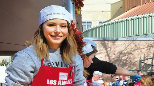 الممثلة أماند كرو تعد الطعام للمحتاجين في عمل تطوعي 