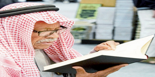  البدليّ في زيارة له بمعرض الرياض الدولي للكتاب 2013م