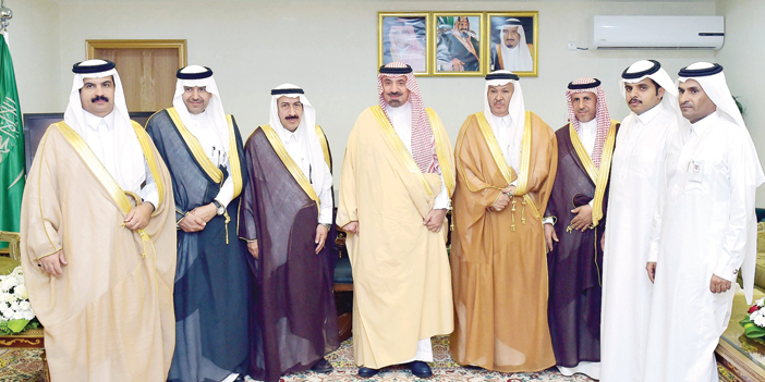   لقطة جماعية لأمير المنطقة مع مسؤولي الأمانة