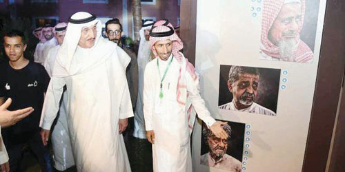  أثناء تجول سموه داخل المعرض