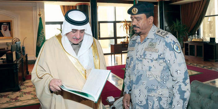   الأمير فهد بن سلطان خلال استقباله اللواء الصقير