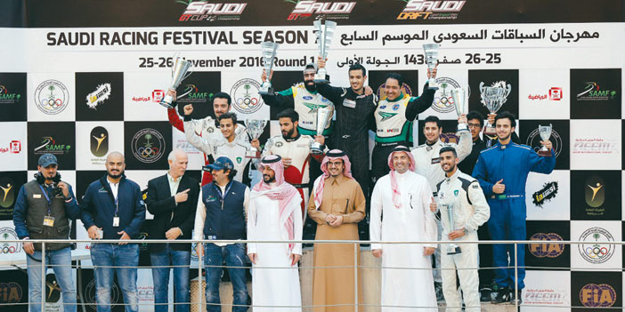   جانب من تتويج أصحاب المراكز الثلاثة الأولى