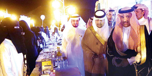  السهلي يتجول في معرض سكر