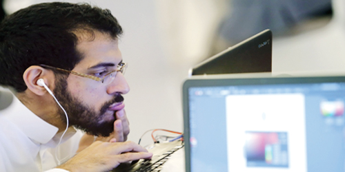  أحد الشباب في مشروع فريقه الابتكاري