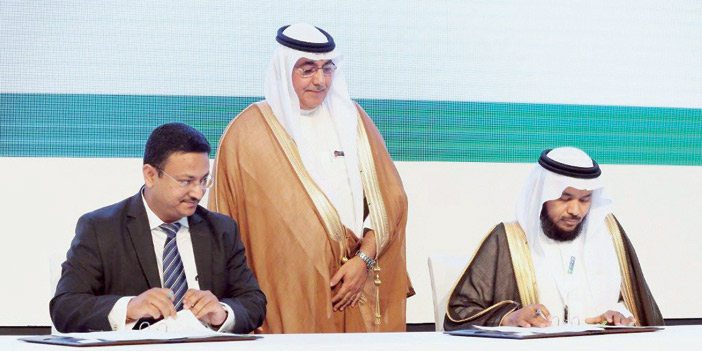  لحظة توقيع الاتفاقية