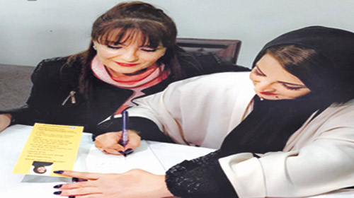  سمر المقرن مع إحدى الحاضرات للحفل