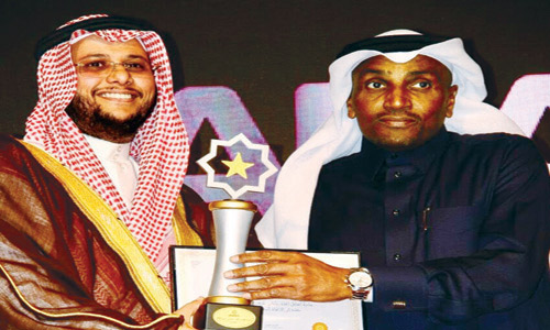  الغامدي يتسلم جائزة أفضل العرب خلال الحفل المقام في المغرب
