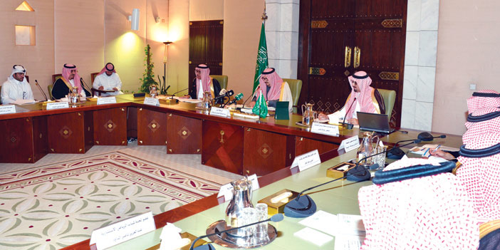  الأمير فيصل بن بندر خلال ترؤسه الاجتماع