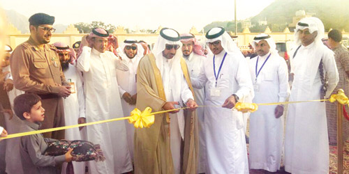  المحافظ يفتتح المهرجان