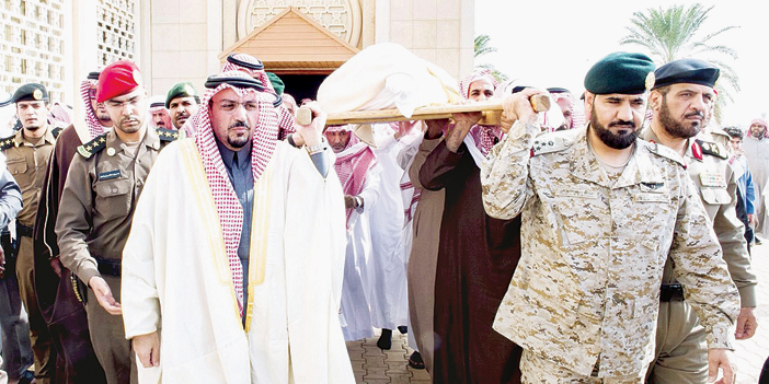 ‎أمير منطقة القصيم يؤدي صلاة الميت على شهيد الواجب الحربي 