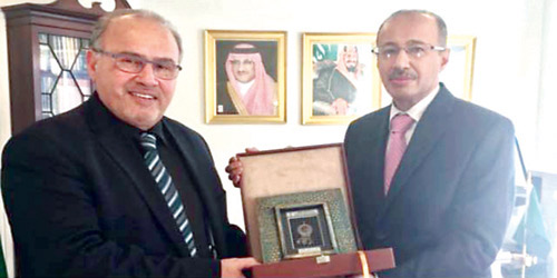  السفير الرويلي مع رئيس الأكاديمية العربية