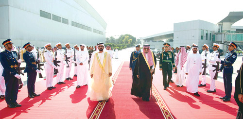  خادم الحرمين الشريفين يستعرض مع نائب رئيس الإمارات حرس الشرف