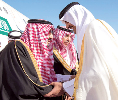 الشيخ تميم بن حمد آل ثاني في مقدمة مستقبليه في مطار الدوحة 
