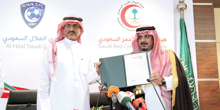   الأمير نواف بن سعد يحمل استمارة التطوع مع الدكتور القاسم