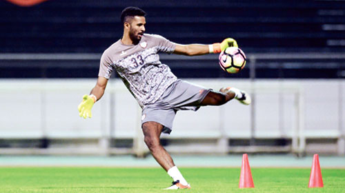  العويس خلال تدريبات الشباب