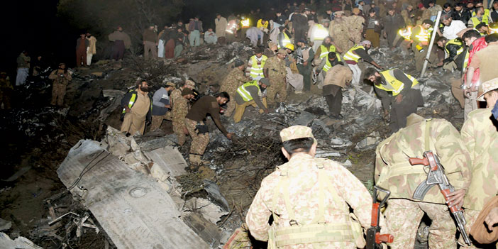   استنفار رجال الدفاع المدني للبحث بين حطام الطائرة عن جثث ضحايا الكارثة