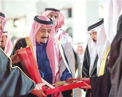 خادم الحرمين تسلم من ملك البحرين وسام الشيخ عيسى بن سلمان آل خليفة من الدرجة الممتازة 