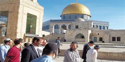 مستوطنون يهود يقتحمون باحات المسجد الأقصى 