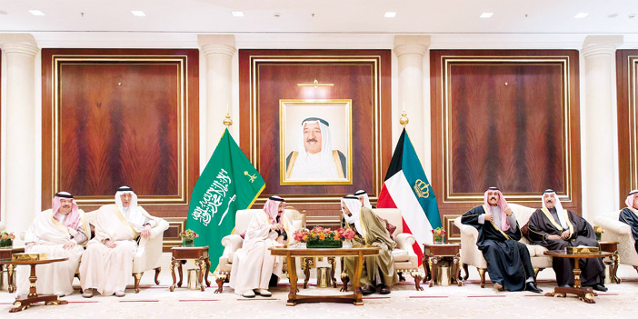 خادم الحرمين الشريفين يصل دولة الكويت والشيخ صباح الأحمد في مقدمة مستقبليه 