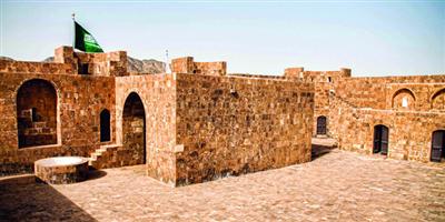 قلعة الأزنم بتبوك بُنيت حجرًا على حجر لتكون محطة واستراحة 