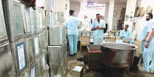  الفرق الرقابية داخل المستودع المخالف