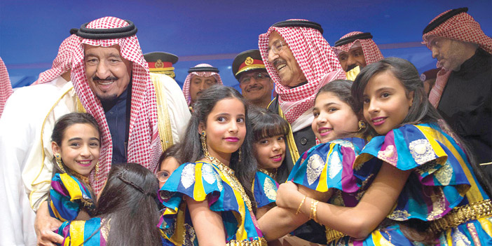  خادم الحرمين وأمير الكويت في صورة مع مجموعة من الأطفال اللاتي اصطففن للترحيب بالملك