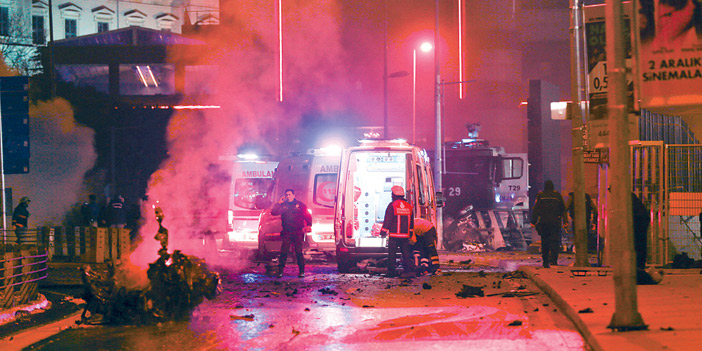  آثار انفجار السيارة المفخخة الذي استهدف شرطة مكافحة الشغب في إسطنبول