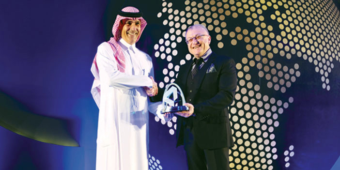  عبدالعزيز صبري يتسلم الجائزة