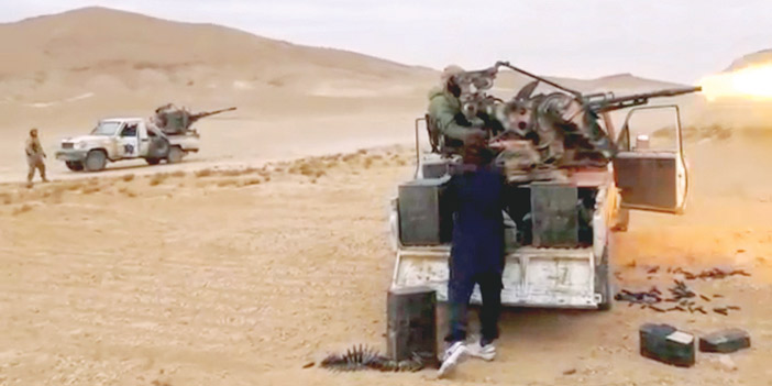   عناصر داعش أثناء الاشتباك مع قوات الأسد قرب تدمر