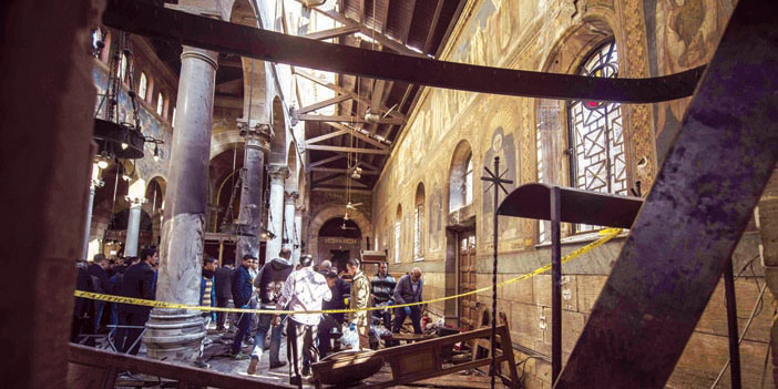  آثار الدمار التي خلَّفها الانفجار في الكاتدرائية في القاهرة