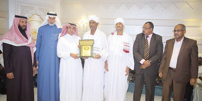  حمود الذييب يقدم درعا تذكارية لـوالي ولاية النيل الأبيض