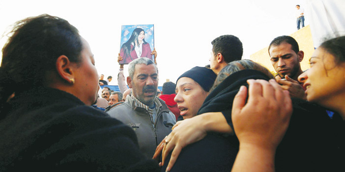   ذووضحايا التفجير الانتحاري في الكنيسة القبطية خلال مراسم التشييع في القاهرة