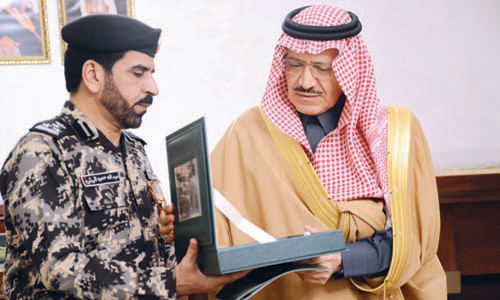  الأمير مشعل بن عبدالله خلال استلامه التقرير