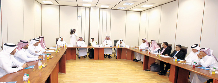  رئيس التحرير الأستاذ خالد المالك مع وكيل جامعة الملك سعود د.أحمد العامري وعدد من الأكاديمييين