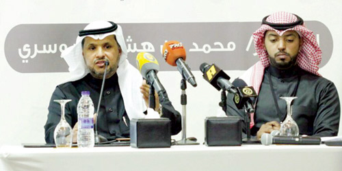  محمد الدوسري متحدثاً في مؤتمره الصحفي
