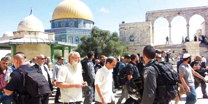  المحتلون الصهاينة يدنِّسون باحات المسجد الأقصى تحت حماية قوات الاحتلال