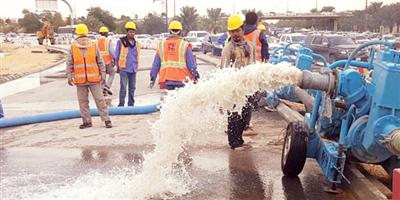 المياه الوطنية تسيطر على انكسار بطريق الملك خالد شمال غرب الرياض 