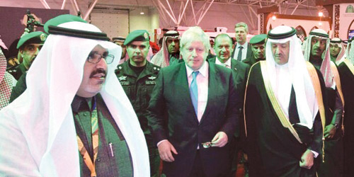  الأمير سلطان بن سلمان ومرافقوه خلال الزيارة