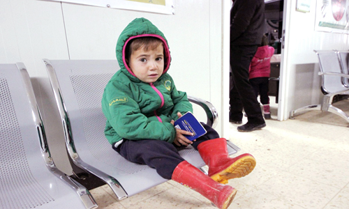 طفل سوري ينتظر دوره في العيادات التخصصية السعودية 