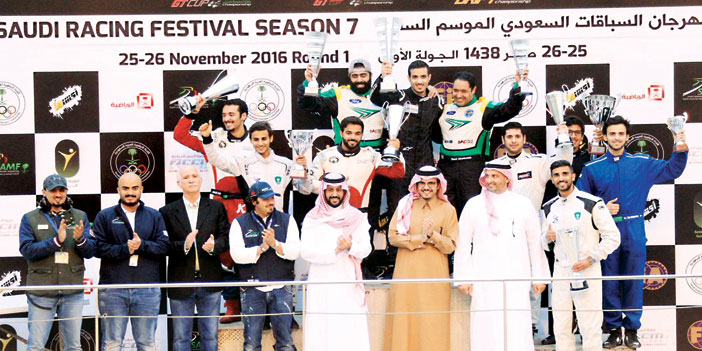  صورة جماعية للمتوجين في الجولة الأولى من البطولة