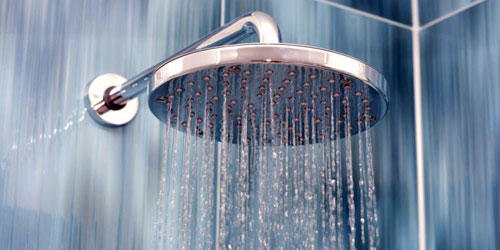 الخبراء ينصحون بعدم اللجوء لسائل الاستحمام كبديل للشامبو 