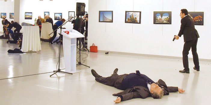    السفير الروسي ممدداً على الأرض بعد اغتياله في المعرض الفني في أنقرة