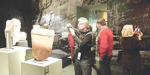  زوار في إحدى المحطات السابقة للمعرض