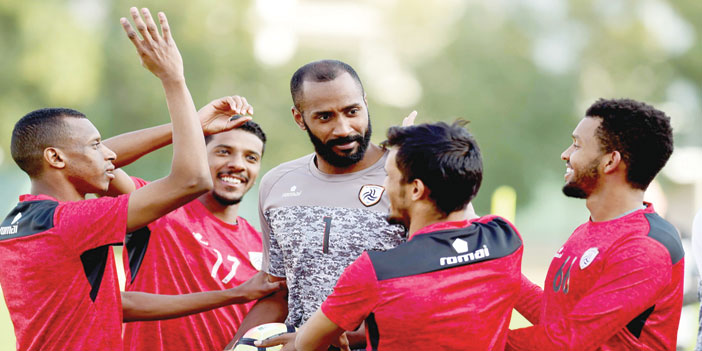  لاعبو الشباب يمازحون وليد عبدالله أثناء التمرين