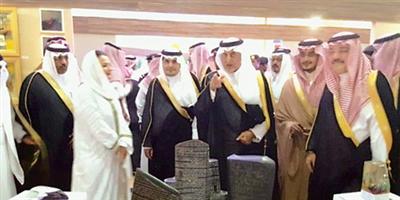 الفن التشكيلي في معرض جدة للكتاب يحظى بزيارة الأمير خالد الفيصل 